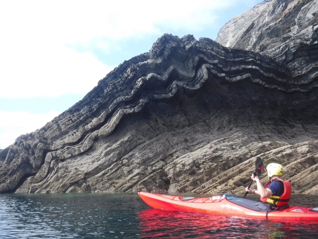  Ragazzo con ausilio al galleggiamento rosso e casco bianco kayak 