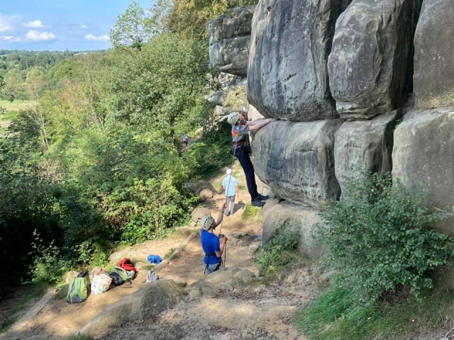  Ragazzi con caschi bianchi che si arrampicano 