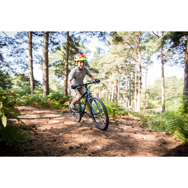  VTT, garçon portant un casque