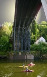 Paddeln unter der Eisernen Brücke 