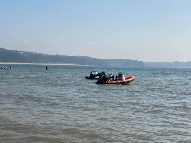  Powerboat em torno das belas águas de Oxwich Bay 