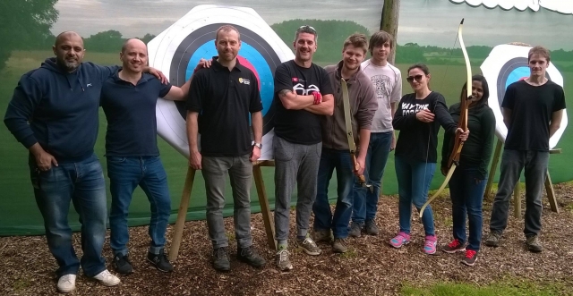  与朋友一起射箭冒险 