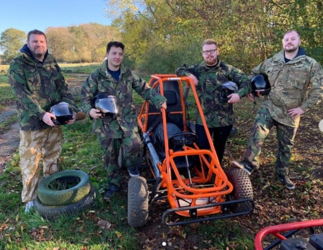  与朋友一起享受越野车 