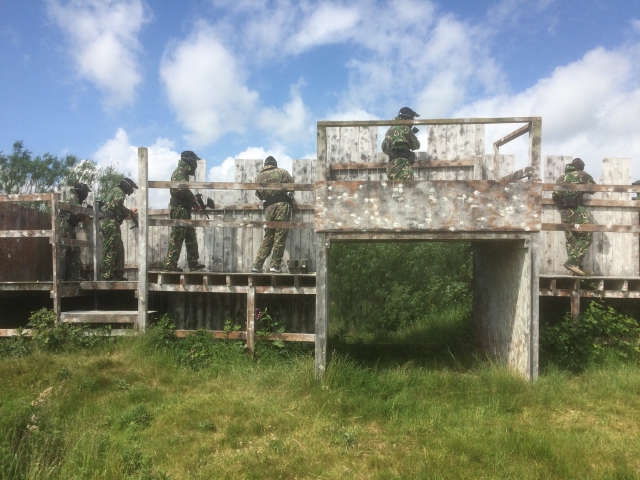  Komm mit deinen Freunden 