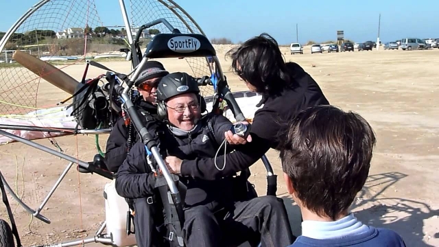  Casal pousar em uma paramotora 