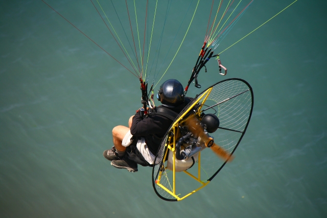  Voando um paramotor 