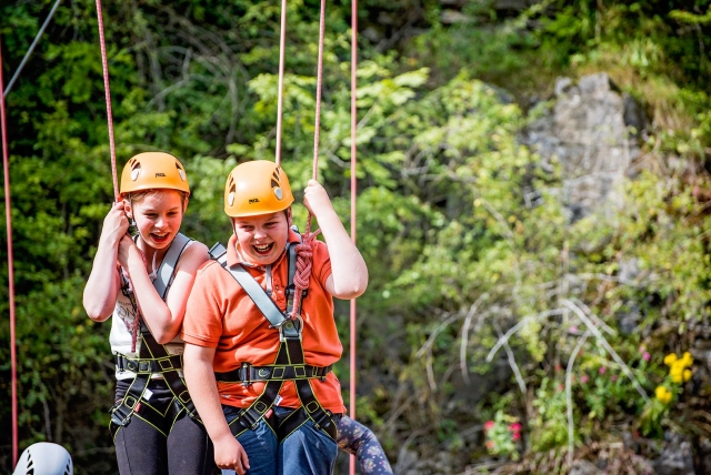 Genießen Sie ein lustiges Hochseilspiel