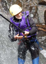  溪降沿瀑布下降