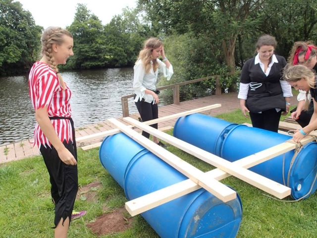 Chicas construyendo la balsa 