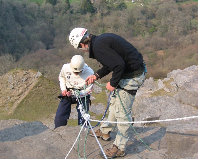  Abseiling 