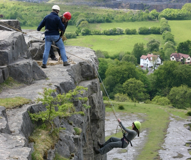  Abseiling 