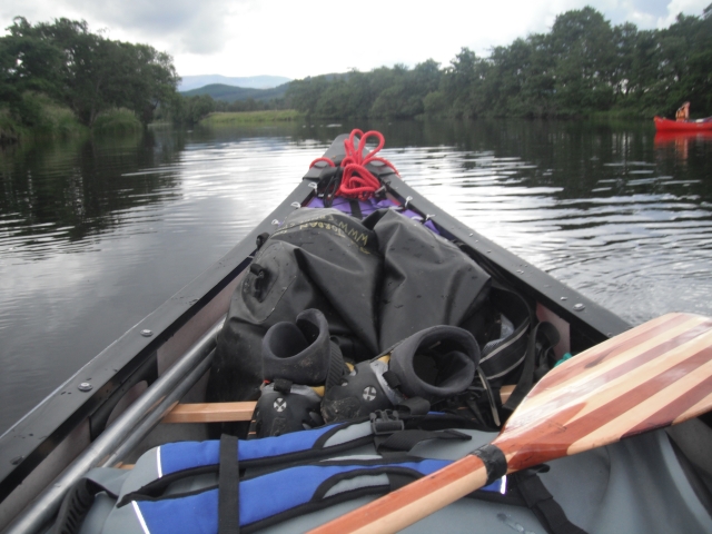  Expedição aberta de canoagem no rio Spey em Highlands escocesas 