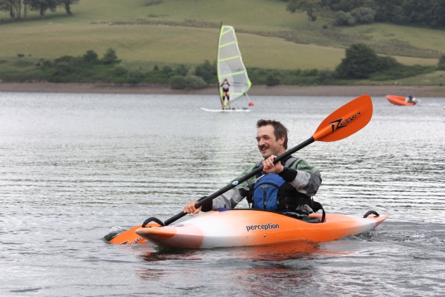  Little Kayaker para atingir a água