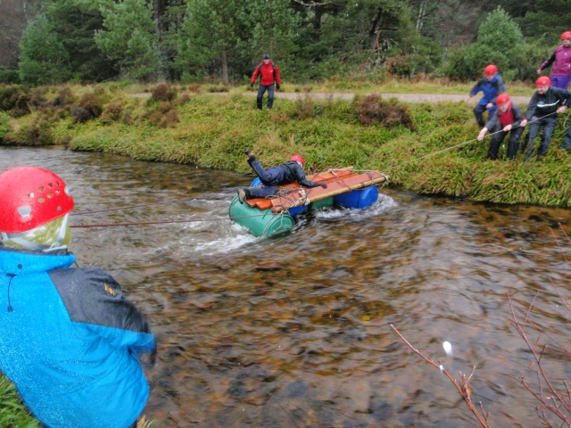  Attraversare il fiume con la zattera 