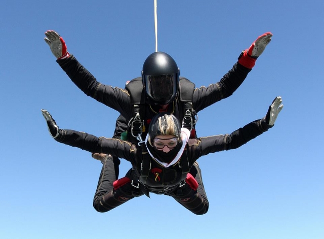  以 120 英里/小时的速度前进 