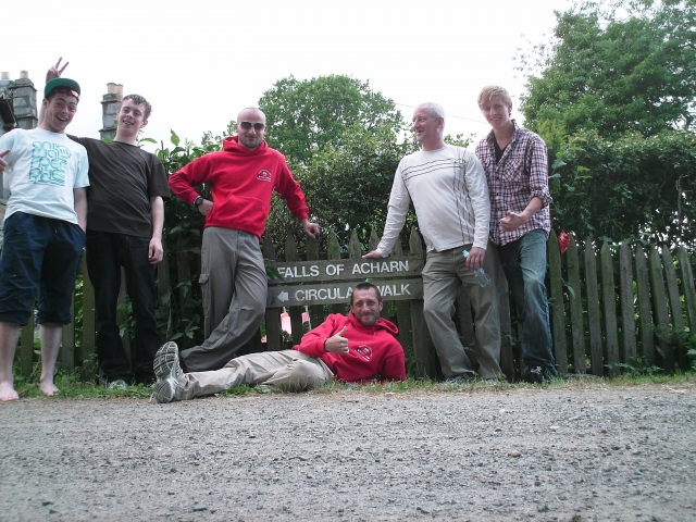 峡谷漂流结束后与导游合影