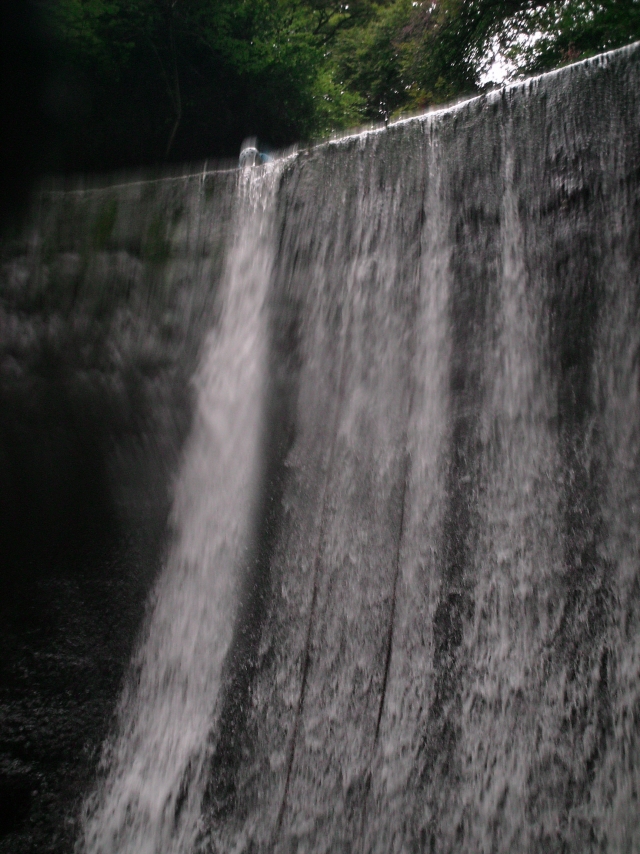 令人惊叹的 Alva Glen 的众多瀑布之一