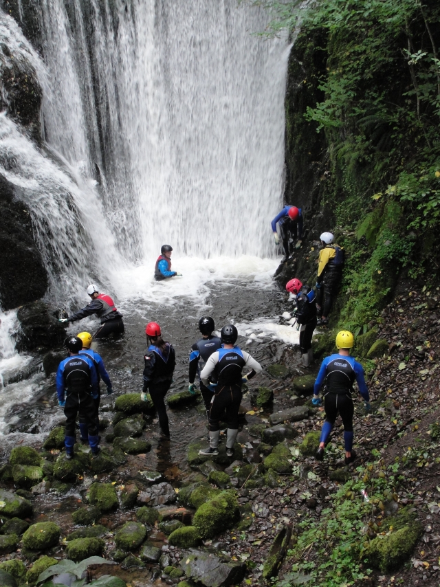  Spielen im Wasserfall 