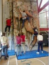  en su pared de escalada en interiores 