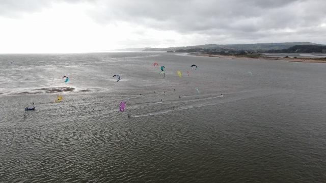  Kitesurfen am Strand 