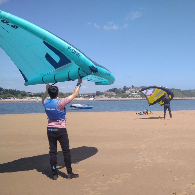 Kurz vor dem Windsurfen 