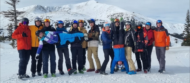  Amici che sorridono e indossano cappotti da montagna durante le escursioni 