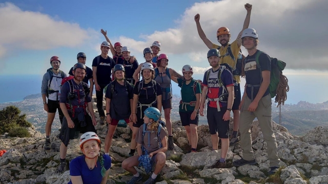  Amici che indossano caschi e sorridono durante le escursioni 