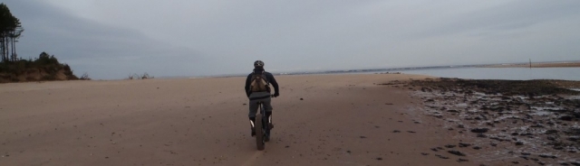  Faire du vélo sur la plage 