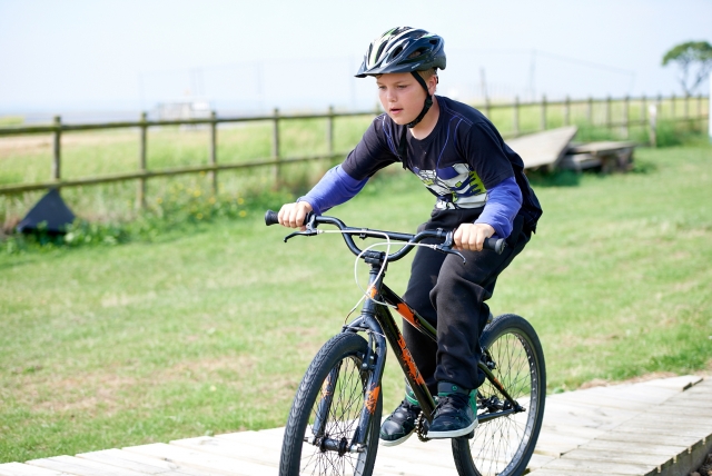  Ragazzo in sella a una bicicletta 