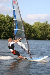  atravessa a água enquanto você gosta do divertido esporte de Windsurf 