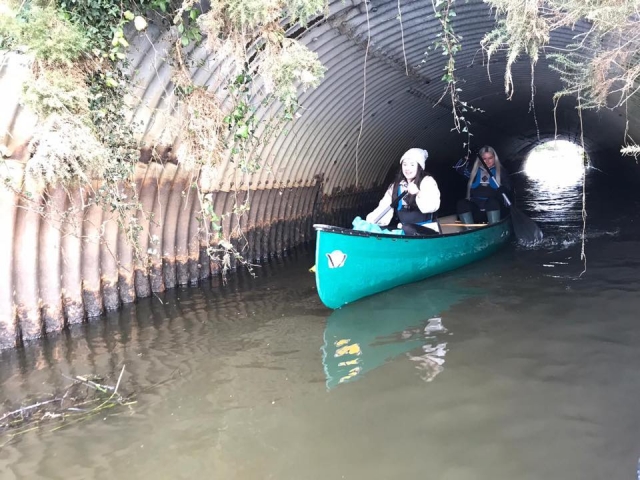  Due ragazze in canoa sul fiume su una canoa blu 
