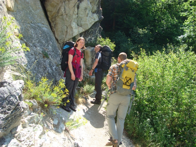  Gruppo di tre persone che trasportano gli zaini prima di arrampicarsi 