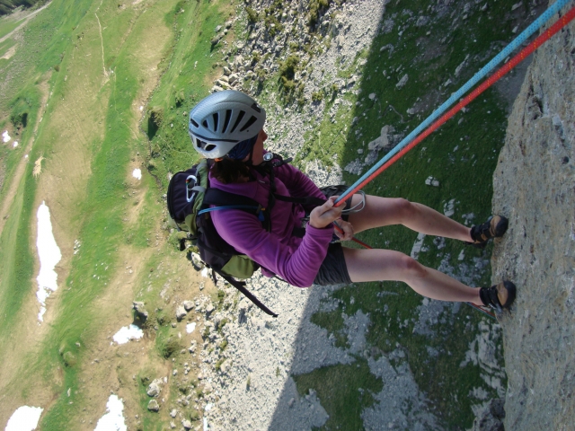  Ragazza con uno swater viola che si arrampica