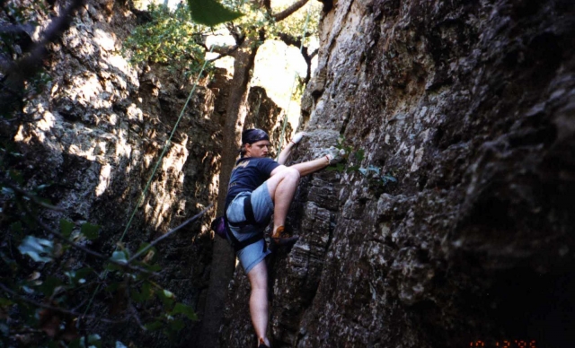  Ragazzo con maglietta nera che si arrampica 