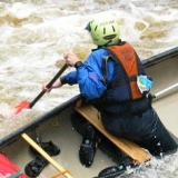  在泰菲河的急流中划独木舟