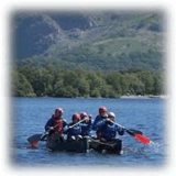  享受我们作为团队划独木舟的日子 