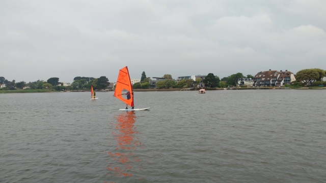  People Wingsurfing en las alas de naranja de naranja 