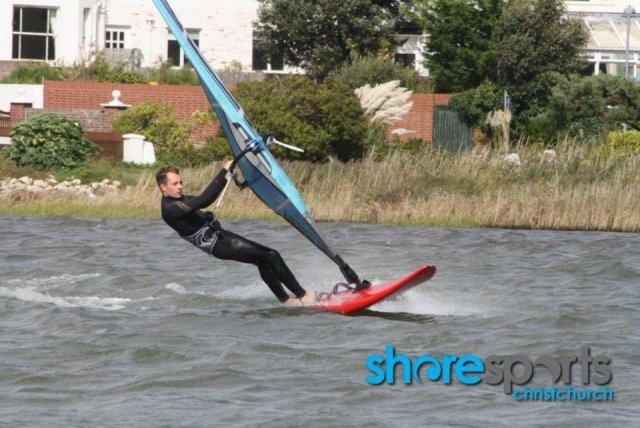  Garçon portant une combinaison noire et planche à voile