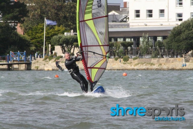  Planche à voile Mand et portant une combinaison noire 