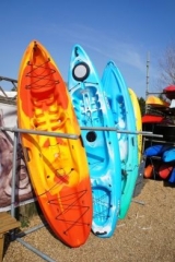  Sentam -se sobre caiaques 