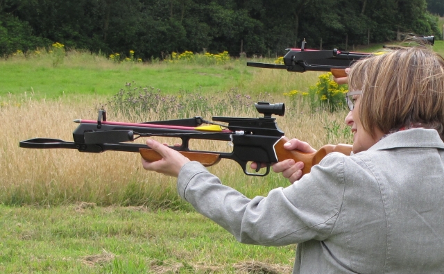 Armbrüste sind extrem präzise und eine perfekte Aktivität für Leute, die neu im Zielschießen sind.