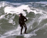 穿着适合寒冷的冲浪 