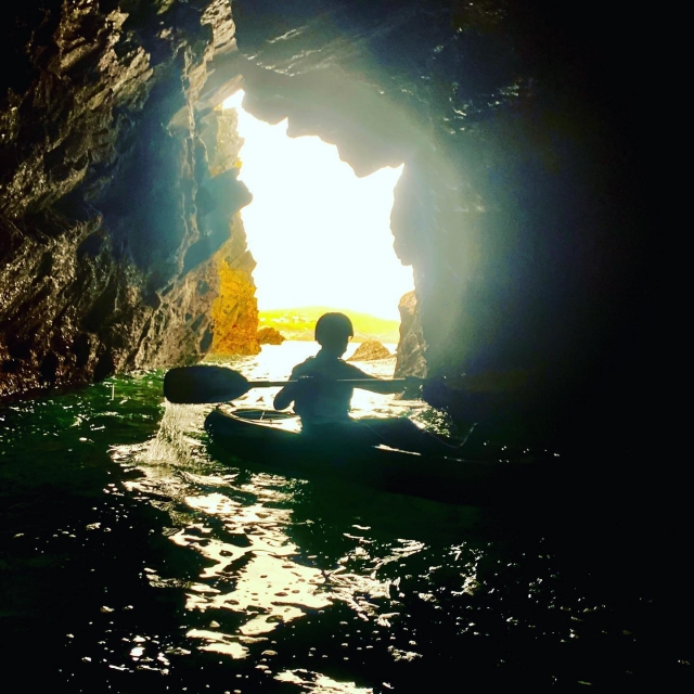  In eine Höhle gehen