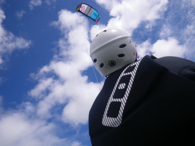  Kitesurfing mientras aprecia el hermoso cielo azul 