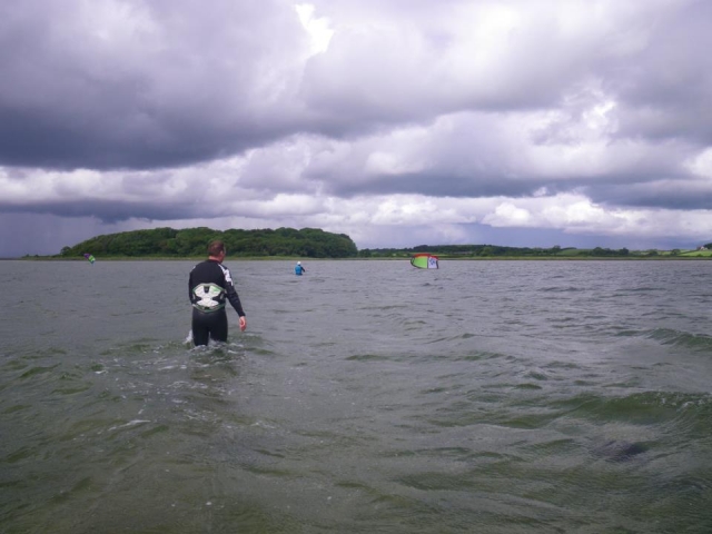  caminando en el agua hacia las cometas 