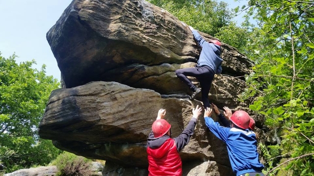  Escalada ao ar livre com todos os seus amigos!  