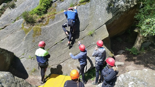  Escalada ao ar livre com todos os seus amigos!  