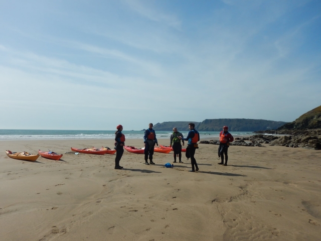  Grupo vestindo AIDS de flutuação vermelha se preparando para Kayak