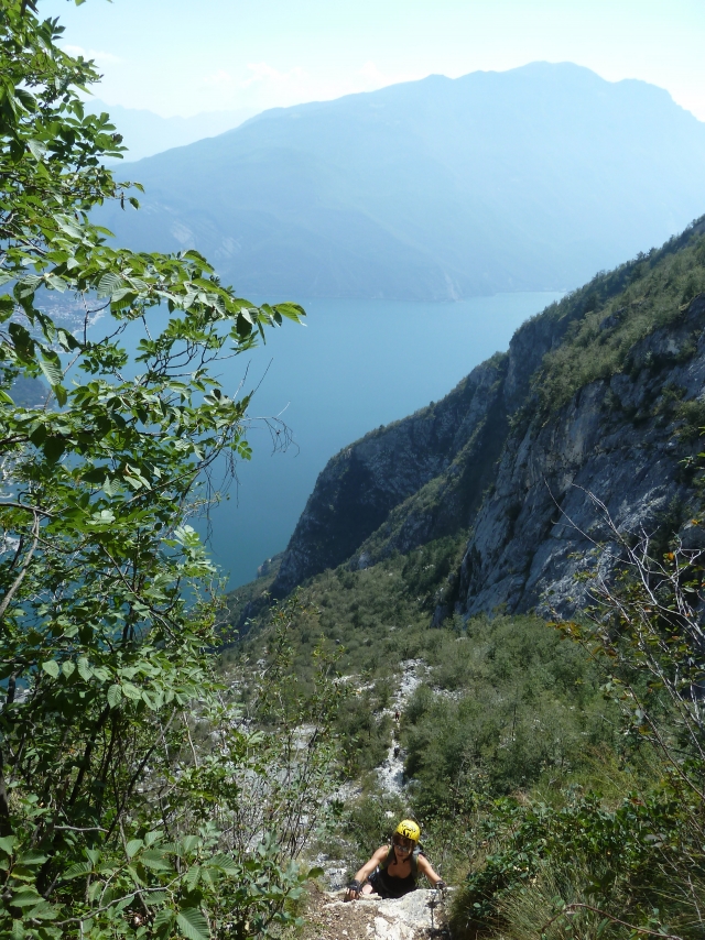  通过加尔达湖上方的飞拉达 
