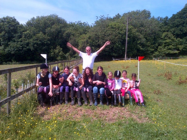 Divoky 骑术学校的周末小组。